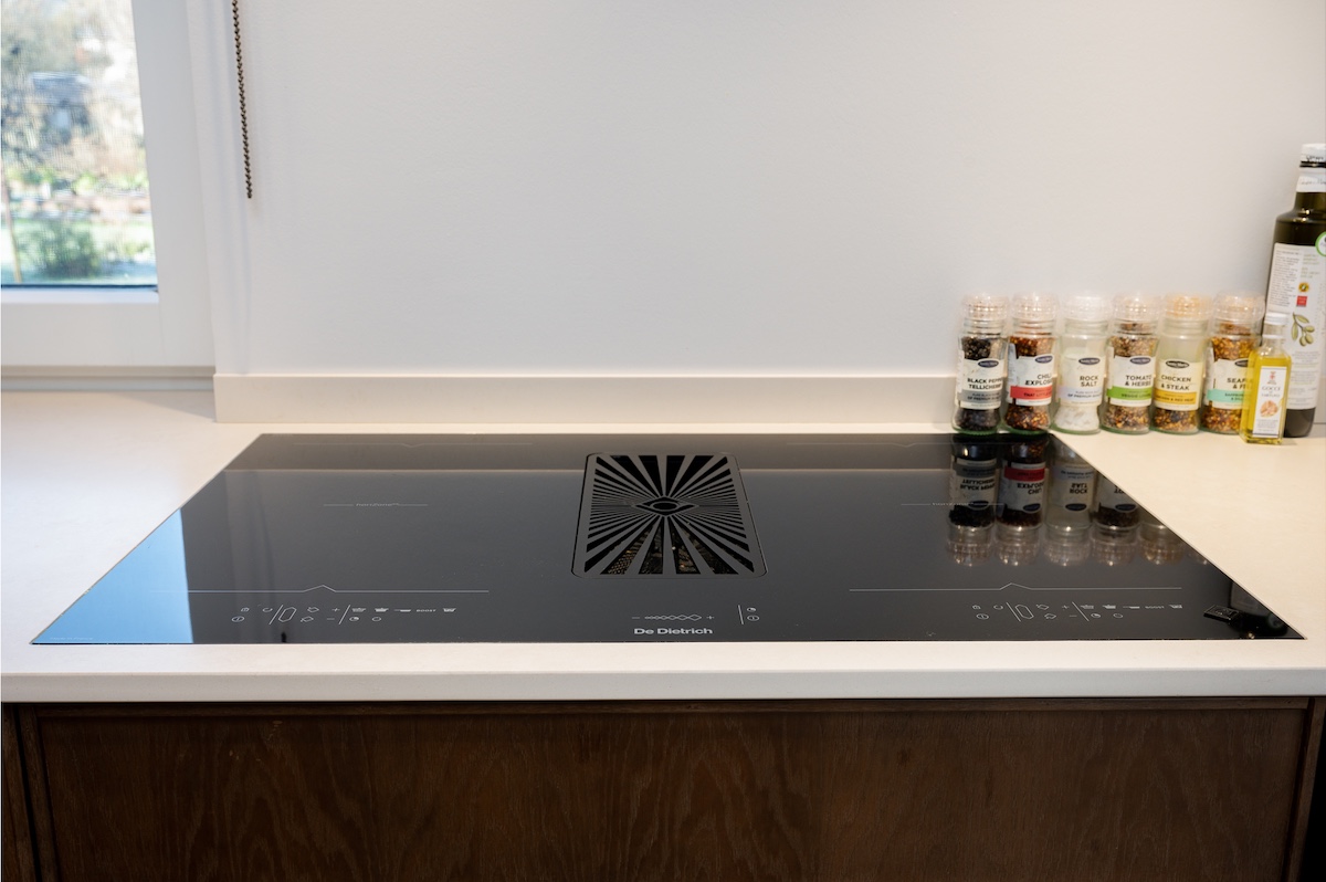 induktsioonpliidiplaat koos õhupuhastajaga